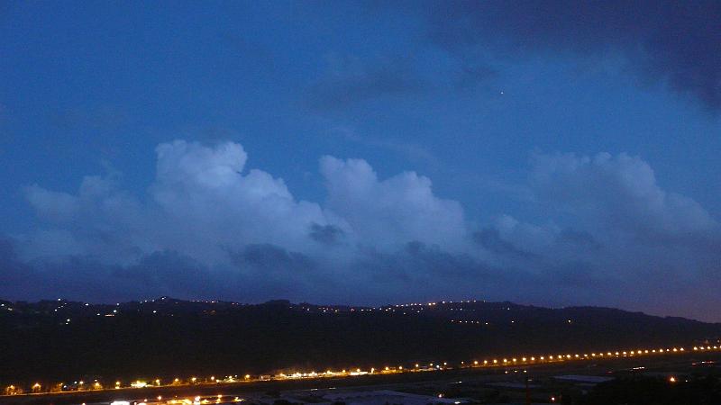 P1000338.JPG - Nuages au crépuscule