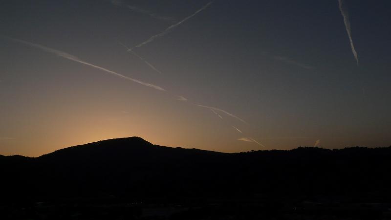 P1000470.JPG - Levé de soleil derrière le Mont Chauve
