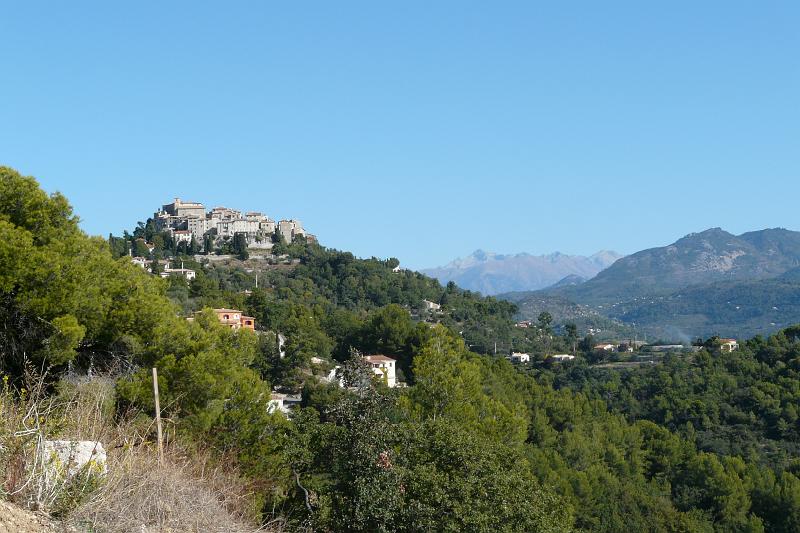 P1000667.JPG - Vue sur Carros Village et les montagnes depuis la maison